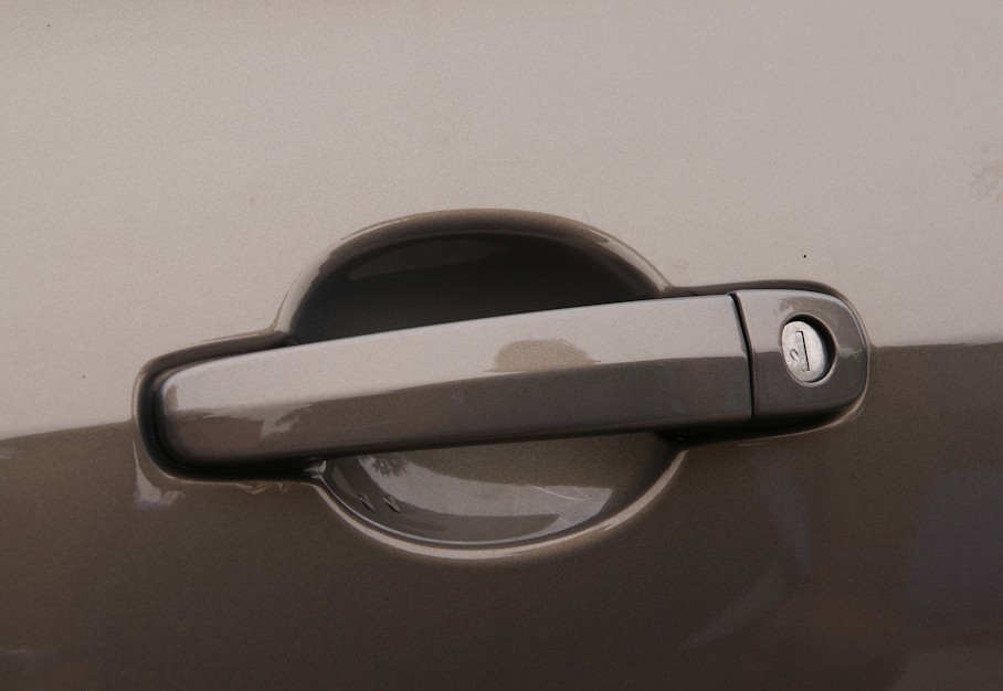 型多了一些配置,主要有铝制车轮,副驾驶席安全气囊,后门儿童安全锁,60