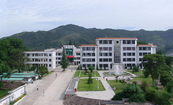  p>柘荣县第一中学(简称柘荣一中)创办于1944年,学校规划面积180亩,现