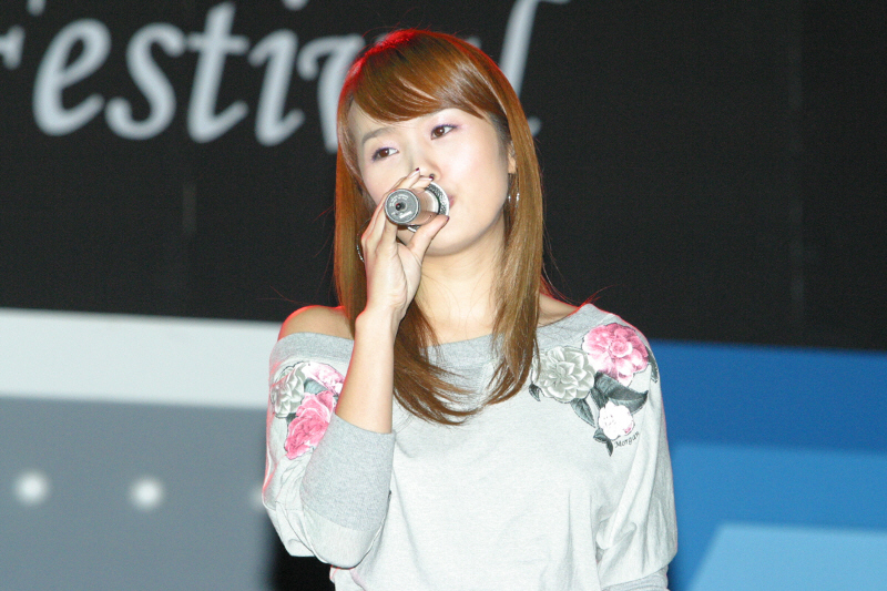  p>李秀英,1979年4月12日出生于首尔,韩国民谣女歌手.