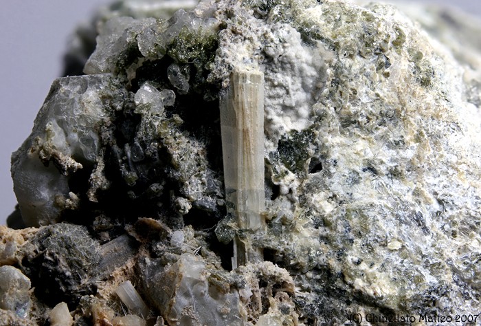  p>霞石是一种含有铝和钠的 a href="#" data-lemmaid="1529277">硅酸