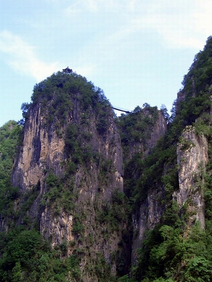 白石崖风景区位于洛阳市 a target="_blank" href="/item/栾川县">