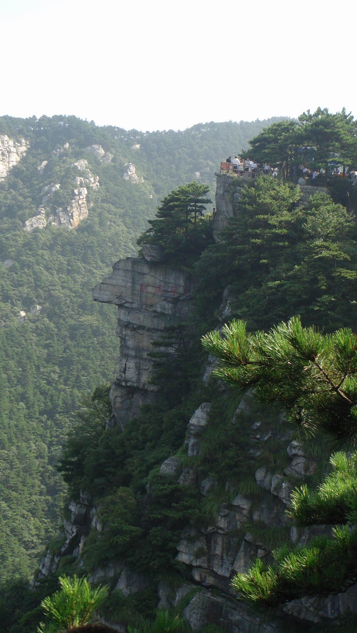  p>险峰是指海拔高,危险的山峰,颠峰. /p>