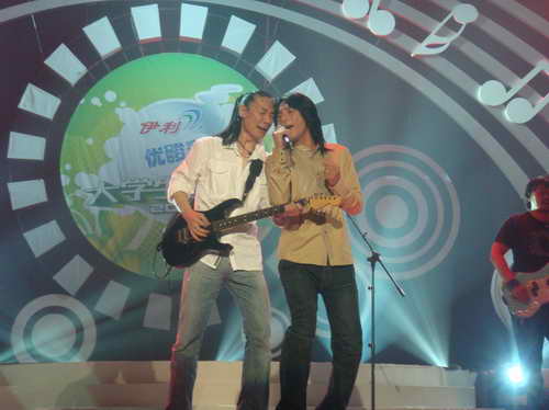  p>刘义军在家里排行老二,姐姐也从事表演艺术.