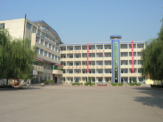  p>宜阳县实验高中成立于1982年,1997年被定为重点高中.