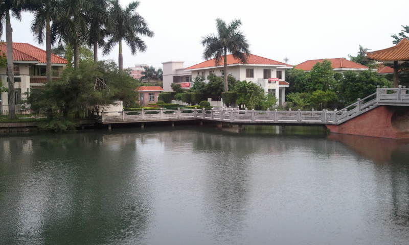 由"人工湖"及"人造山林"而著称"丽湖山庄",位于广东省东莞市厚街,虎门