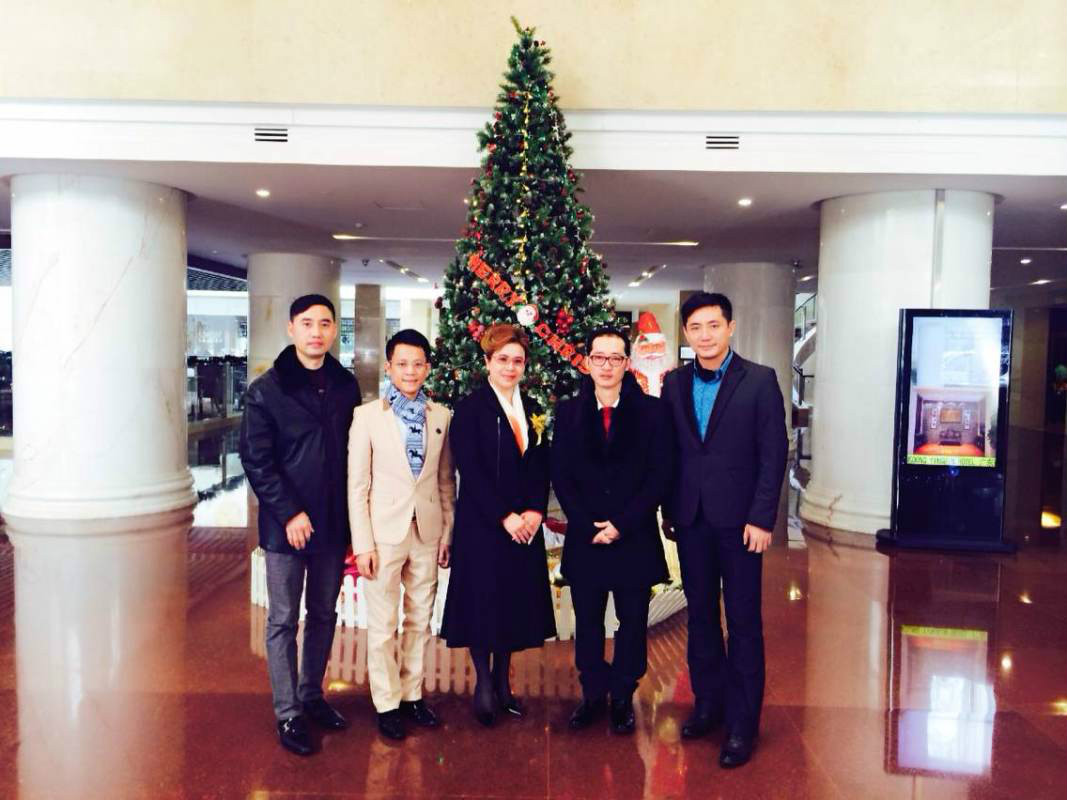 月,由中国社交名流 a target="_blank" href="/item/黄智中/1632648"