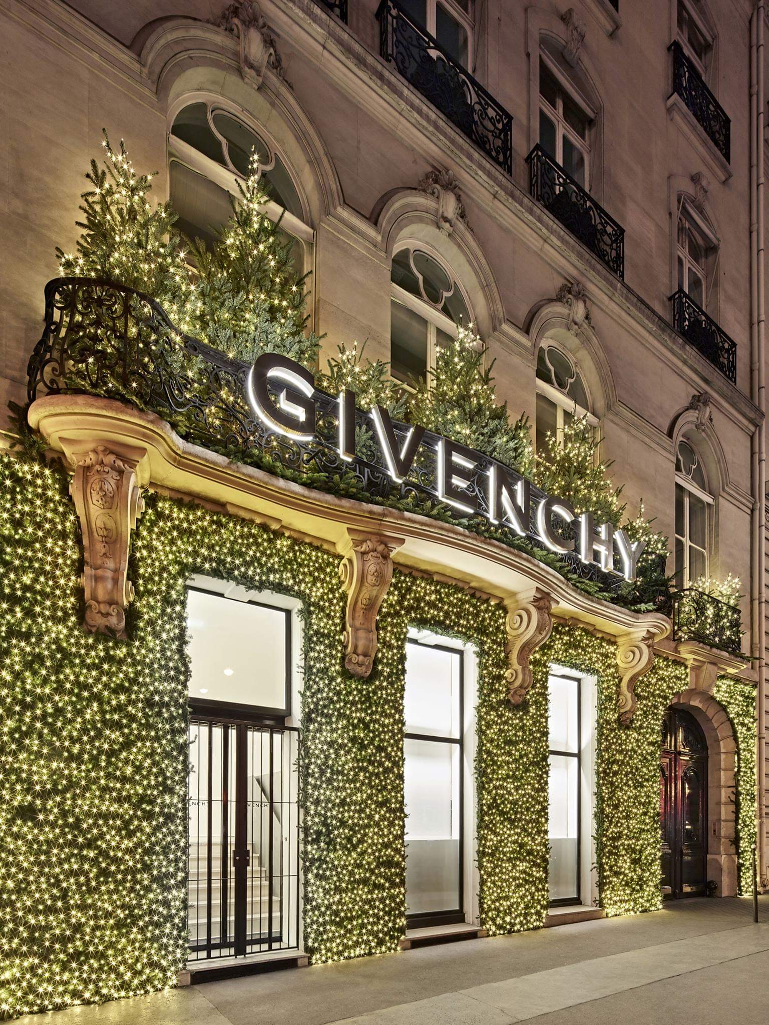 data-lemmaid="1173384">法国 /a>的高奢时装品牌,优美,简洁,典雅是