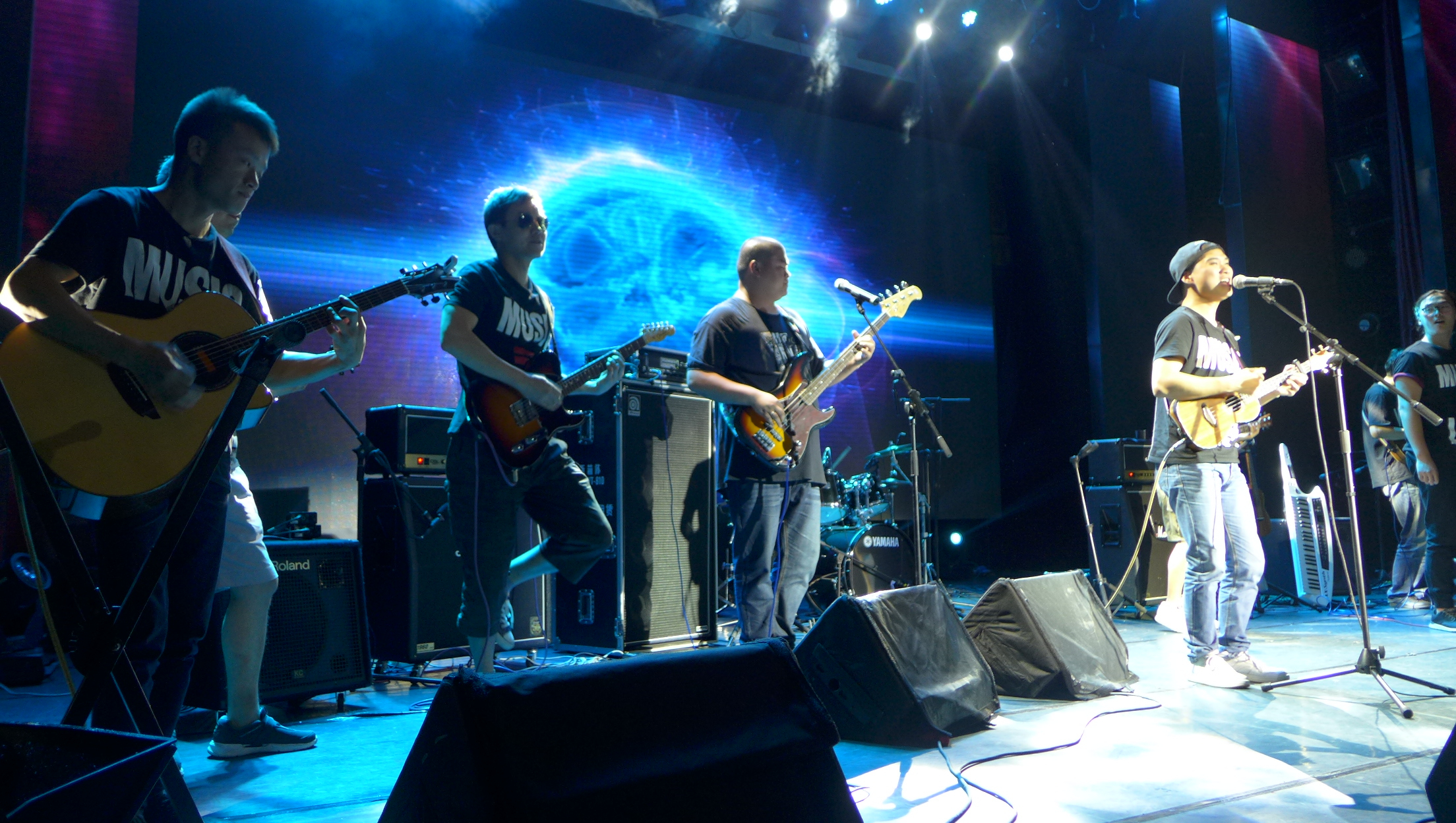  /a>特色乐团,音乐风格多元化,集流行,摇滚,弗拉门戈,时尚民谣于一身