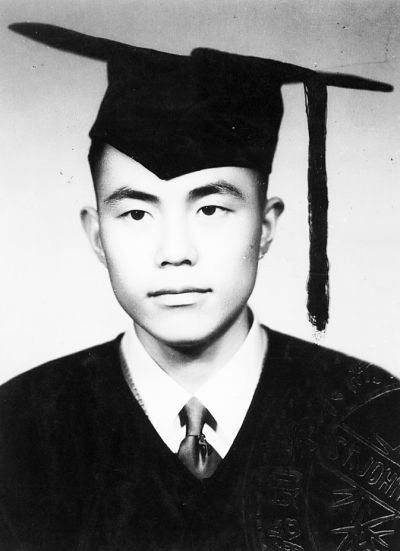 1949年，上海圣约翰大学毕业照。