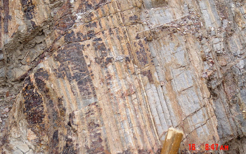 多见于低级变质岩中,与变质构造相伴生. /p>