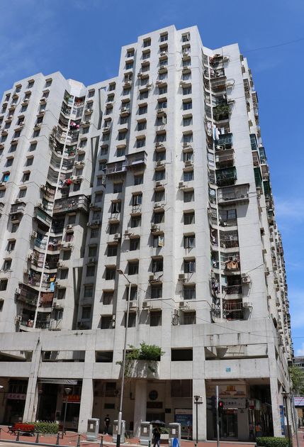 瓦窑街位于广州市越秀东山口,由无开发商建成,共计房屋77户,小区物业