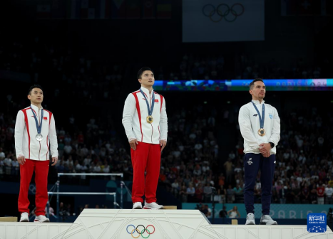 冠军刘洋（中）、亚军邹敬园（左）和季军佩德罗尼亚斯在颁奖仪式