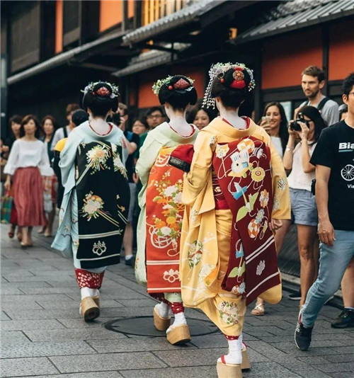 她5岁做艺伎 15岁成头牌 隐退后将 艺伎回忆录 作者告上法庭 百科ta说
