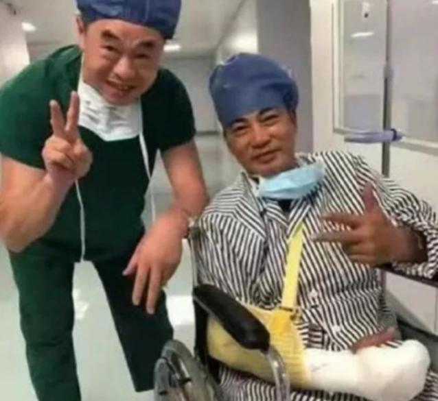 任达华今天下午1点出院，右手刀伤照曝光，幸亏身手敏捷逃过一劫_百科TA说