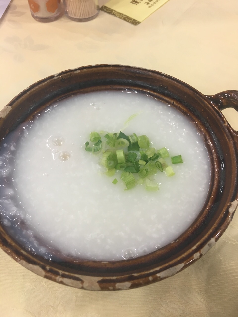  p data-id="gn8nble2zn">沙田鸡粥是一道由鸡汤