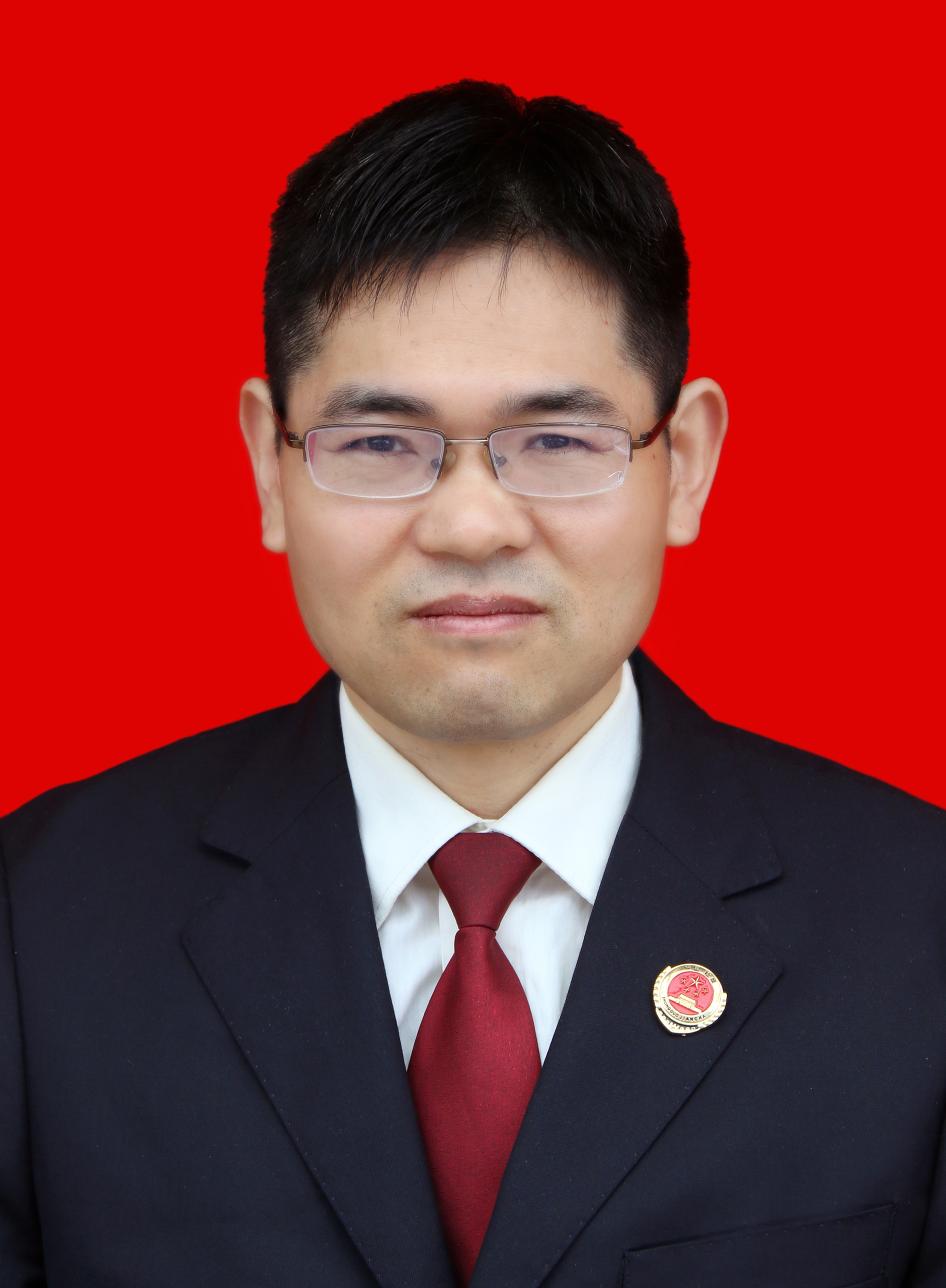 中共党员,1994年8月参加工作,法律硕士,现任江西省抚州市金溪县人民