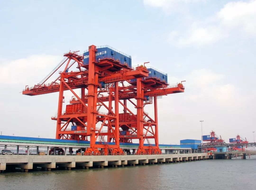  p>八号码头原址位于镇江市润州区长江路20号,现存候船室两处和码头一