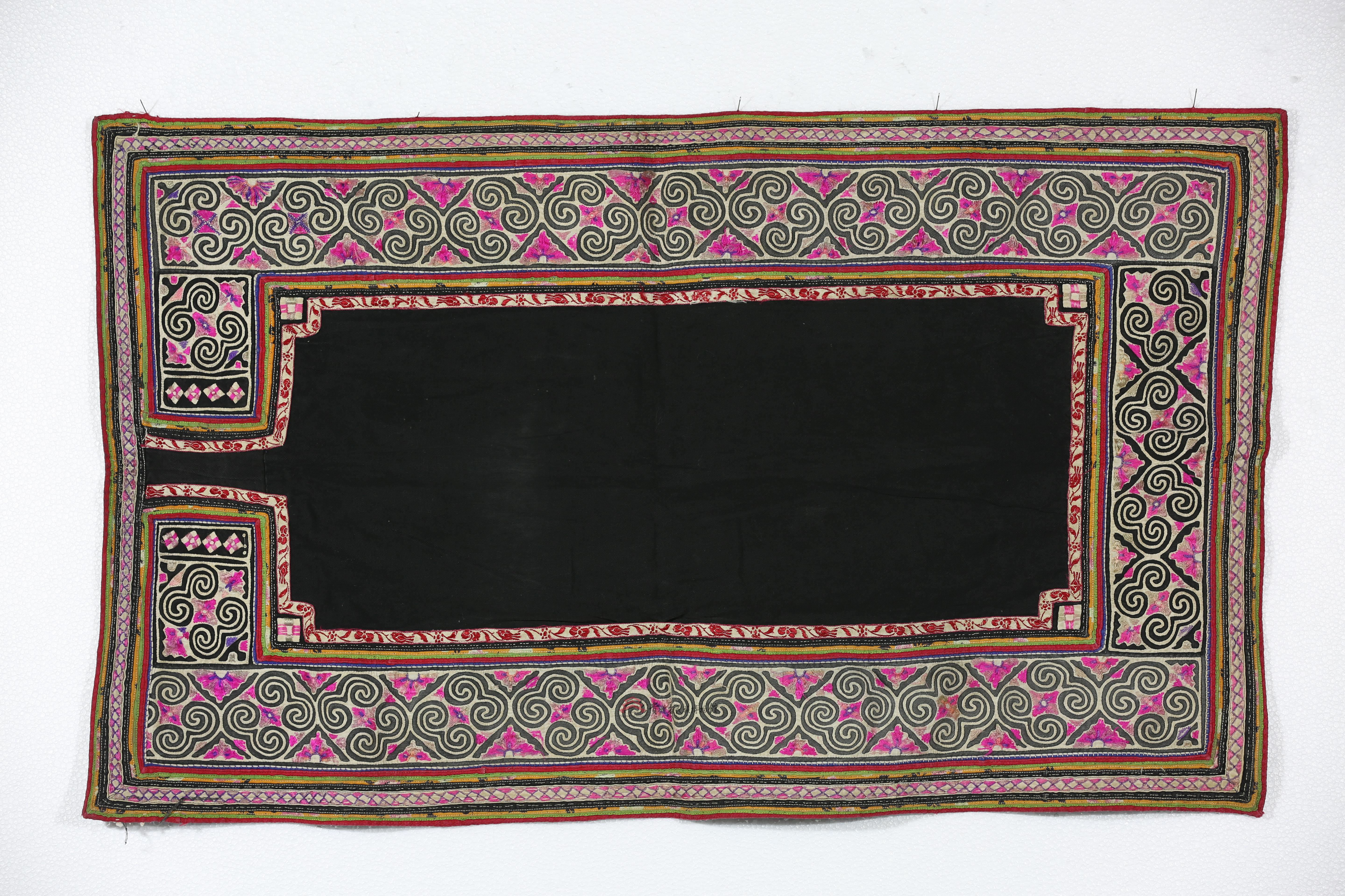 当代云南文山苗族蕨纹贴布平绣前围腰