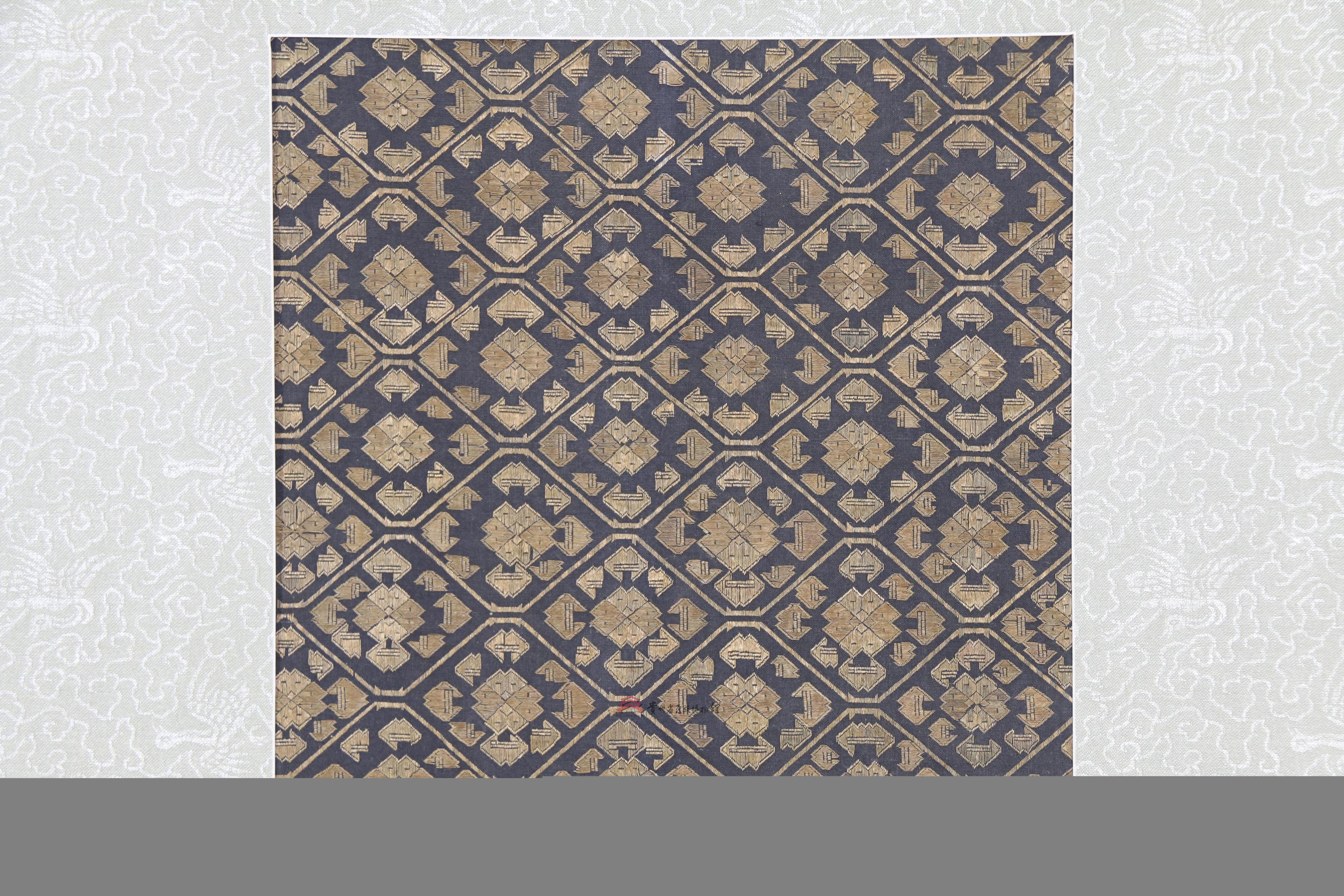 当代黄平苗族金色丝线绣几何纹人面纹衣服绣片