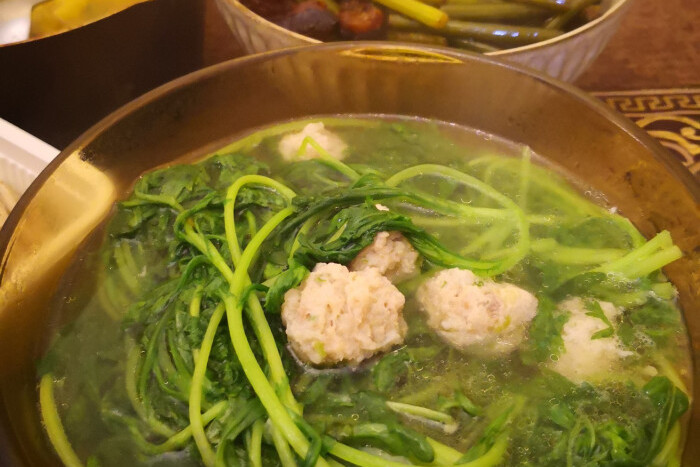 茼蒿面条肉丸汤