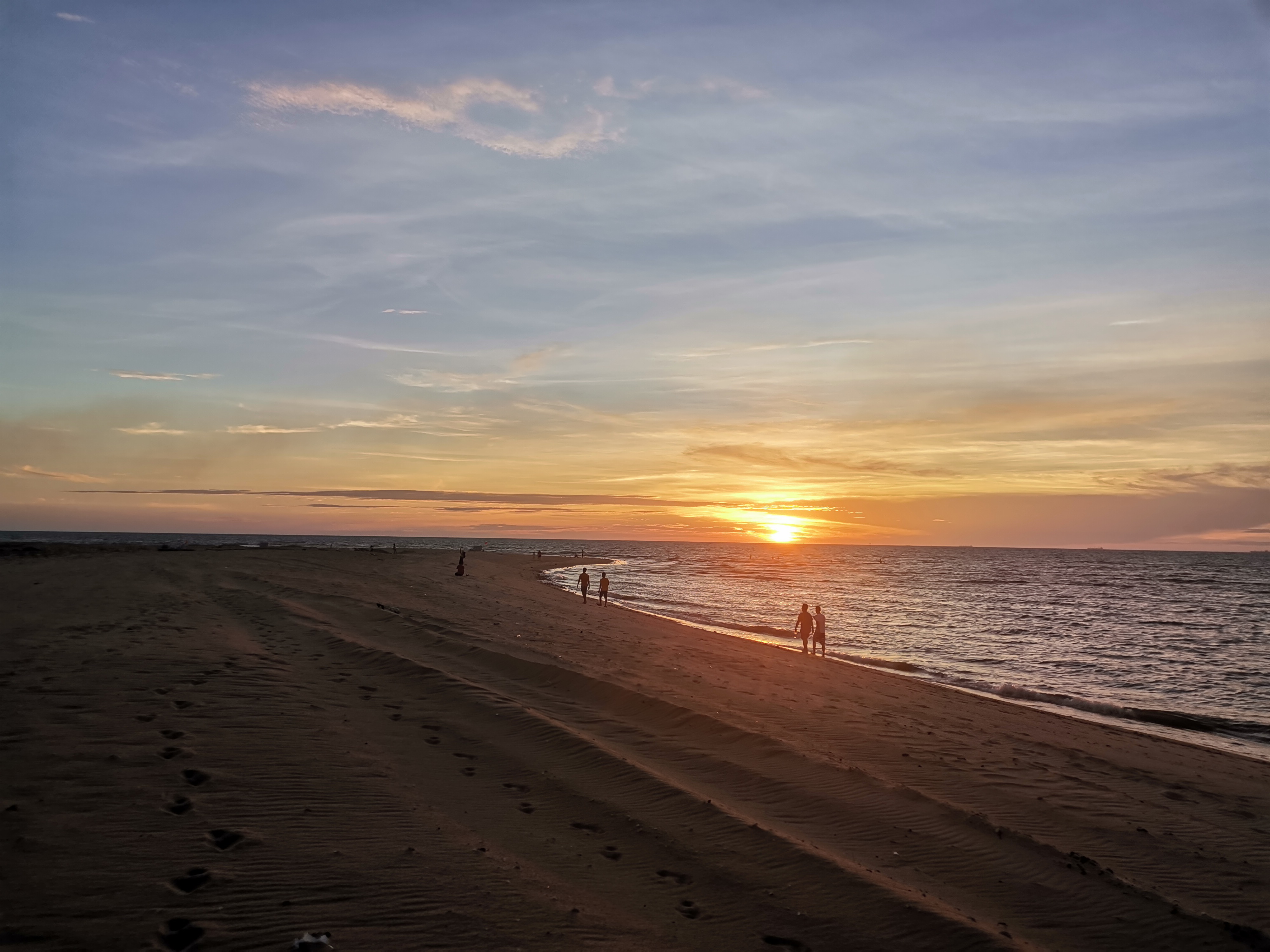 >龙港海滩位于海南省 a target="_blank" href="/item/儋州市/535726"