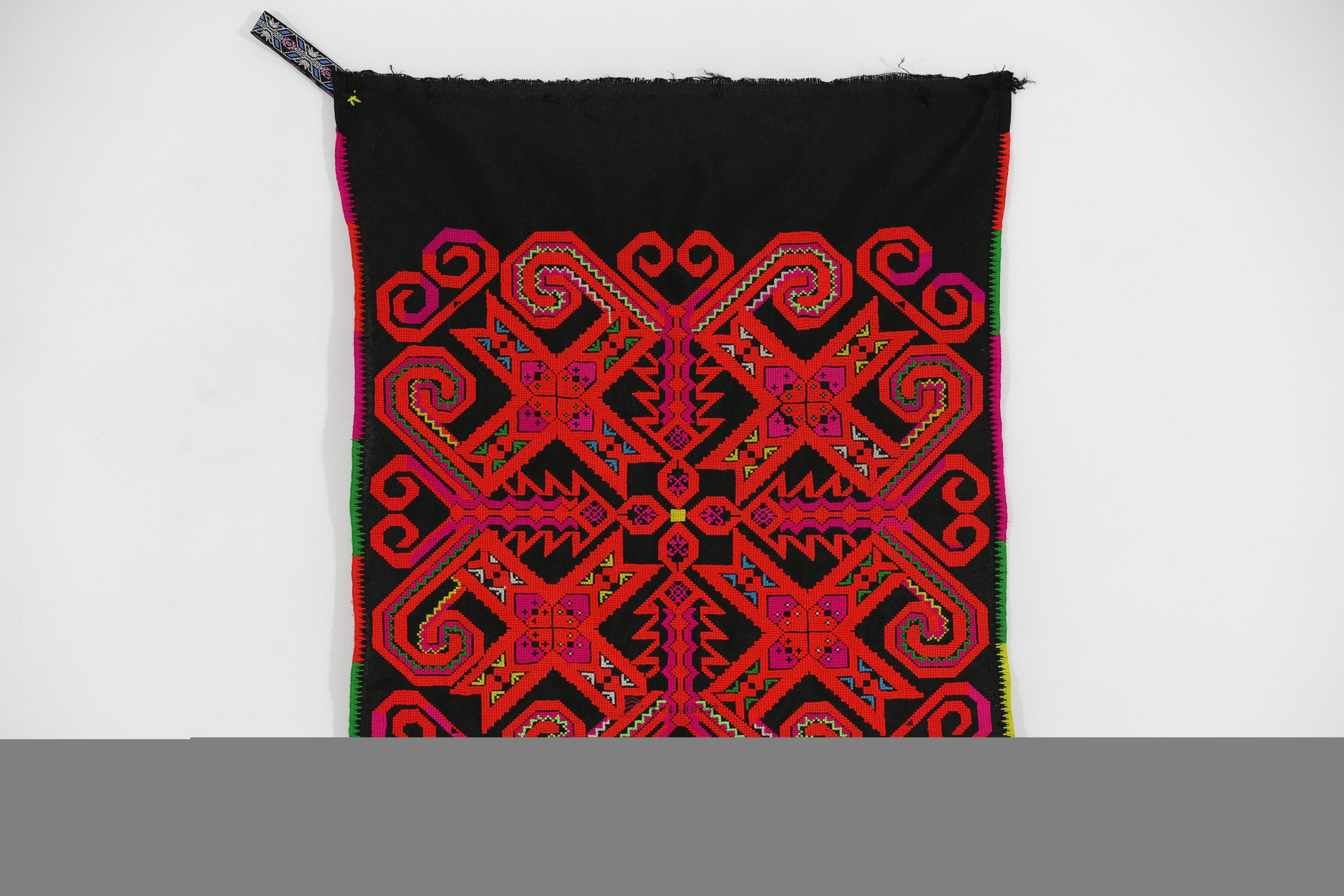 当代贵定沿山苗族几何纹十字挑花围腰绣片