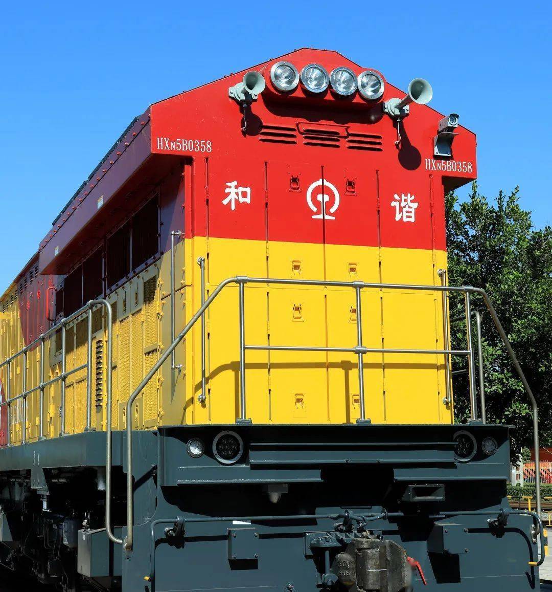 和谐5b型内燃机车