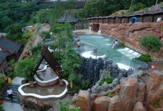  p>热水温泉位于 a target="_blank" href="/item/宁城县/7611548"