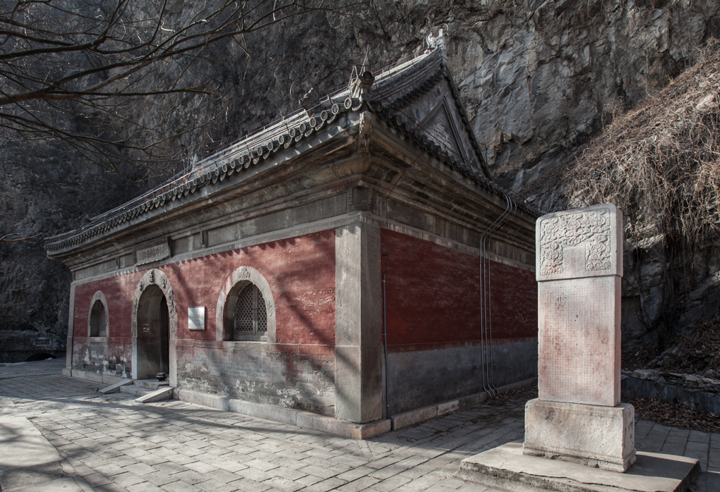 万佛堂,孔水洞石刻及塔,位于 a target="_blank" href="/item/北京市