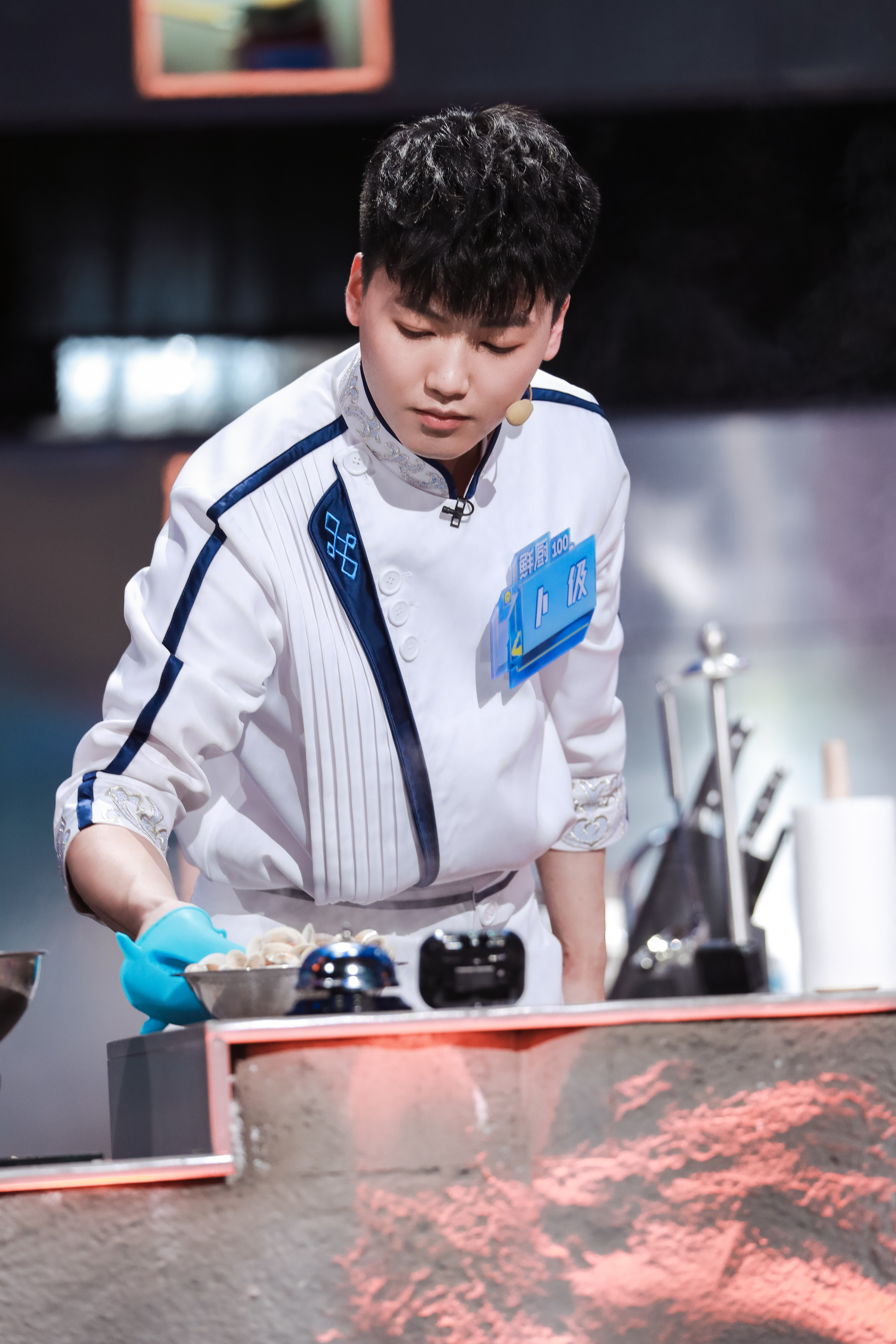  p>卜伋,男,参加湖南卫视大型美食真人秀《鲜厨100第二季》节目录制, 