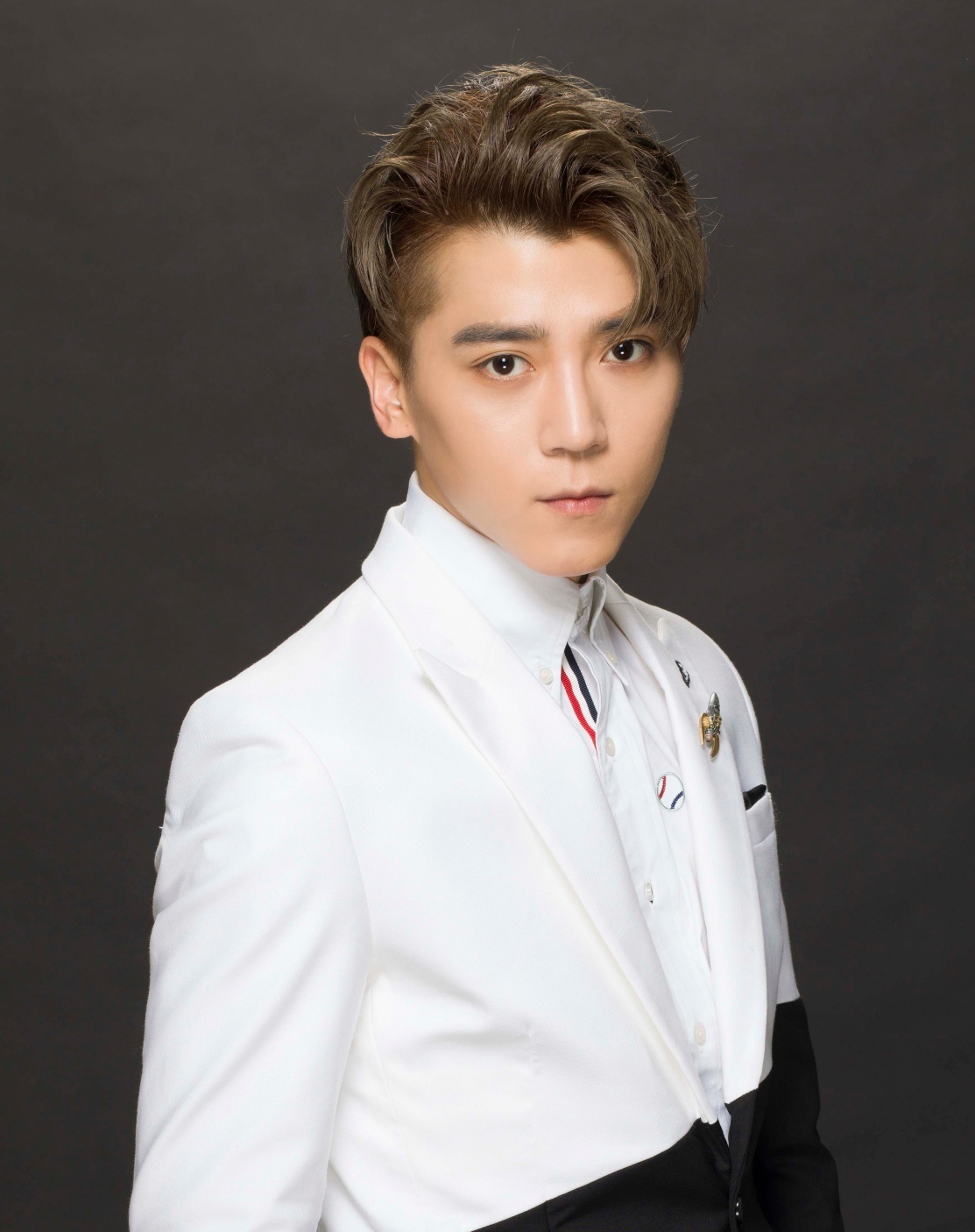  p>毕书尽(bii,         ),1989年7月7日出生于韩国首尔,中韩混血流行