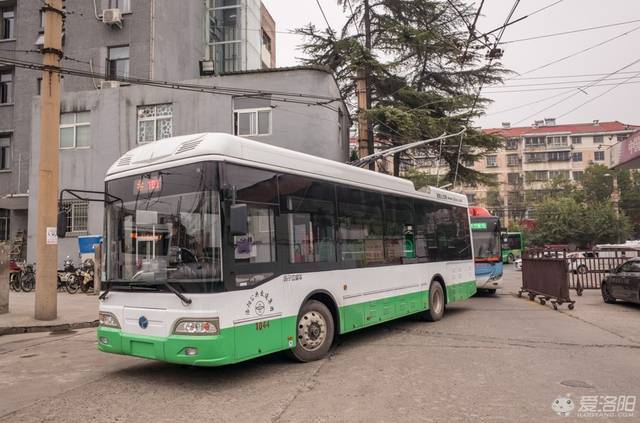  p>无轨电车(trolleybus)是一种通常由架空接触网供电,电动机驱动,不