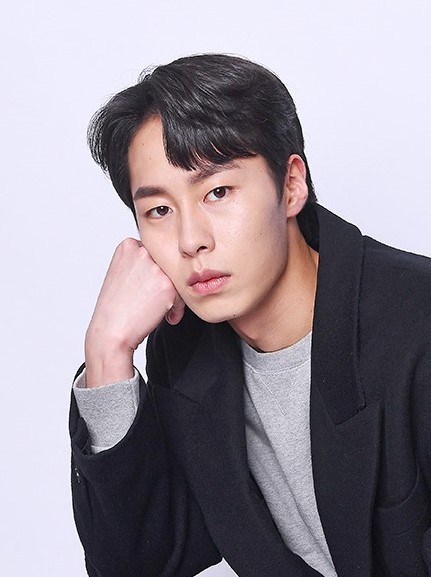  p data-id="gncoxh7yrc">李宰旭,1998年5月10日出生于韩国,韩国影视