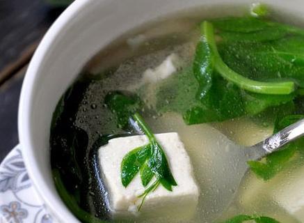  p>豌豆尖蘑菇豆腐汤是一道菜品,主料为豌豆尖,豆腐, a href="#" data