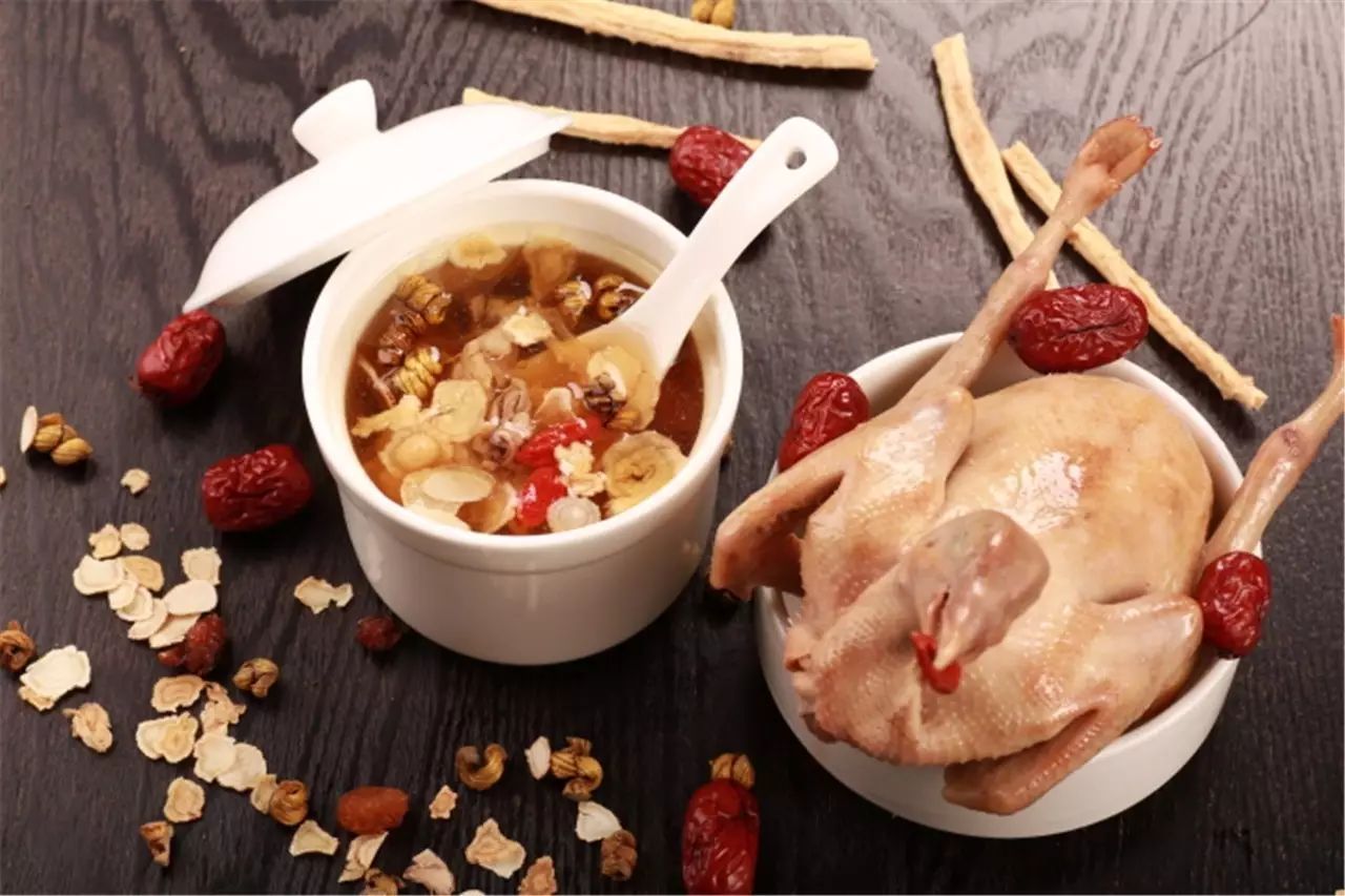  p>石斛花旗参炖鸡汤是一道以鸡肉,石斛,花旗参为主要原料制成的汤.