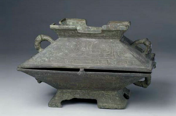 黍,稷,粱,稻等饭食的方形器具,《周礼·舍人》:"凡祭祀共簠簋(guǐ)