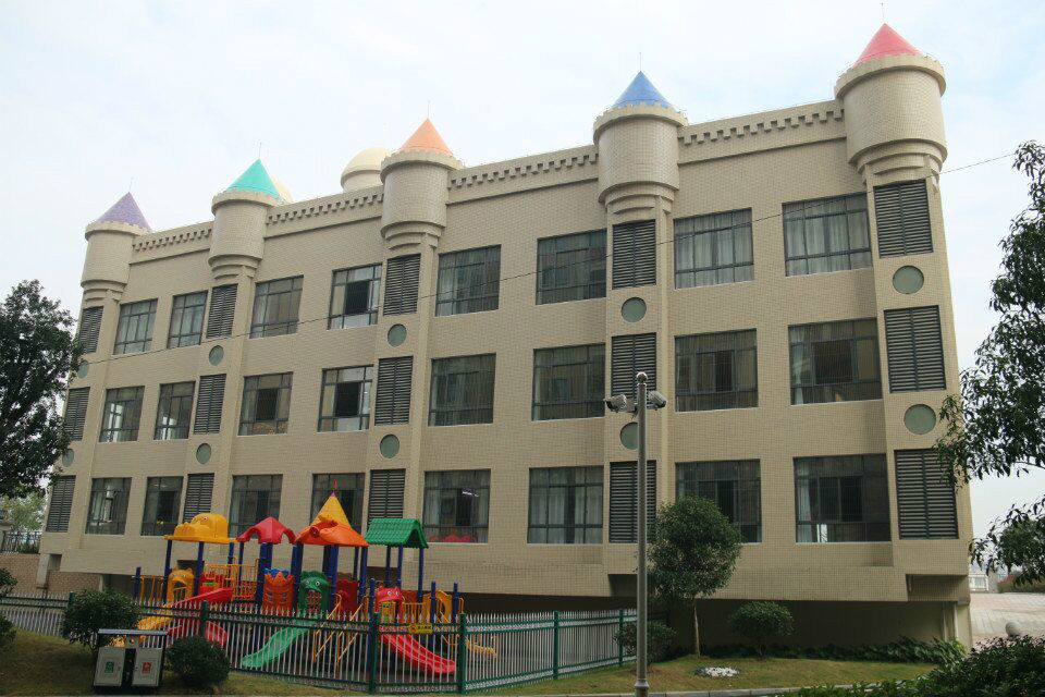 通城县滨江幼儿园地处于平安滨江苑内,占地面积有3800余平方米,<a