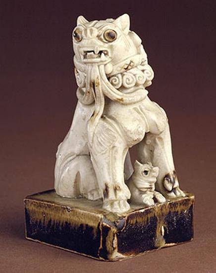 白釉狮子