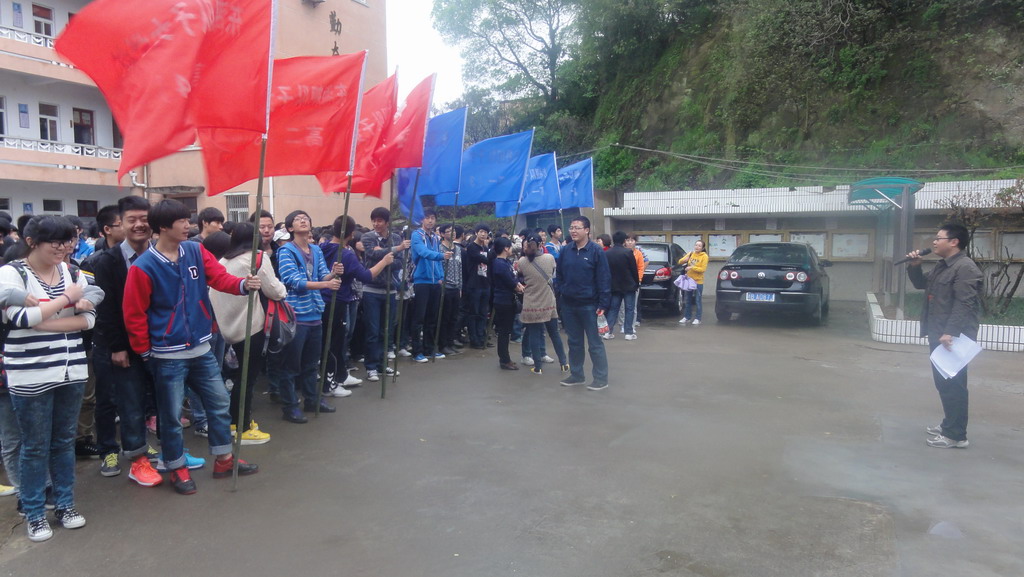  p>东海舰队子女学校创办于1969年,是全军十四所普通高中之一.