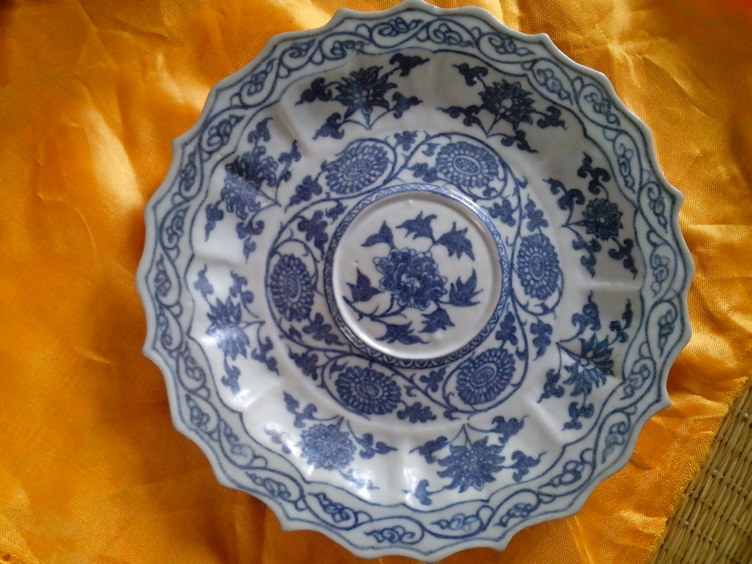  p data-id="gn821zz0r3">明代洪武青花缠枝花卉菱口盏托为景德镇御窑