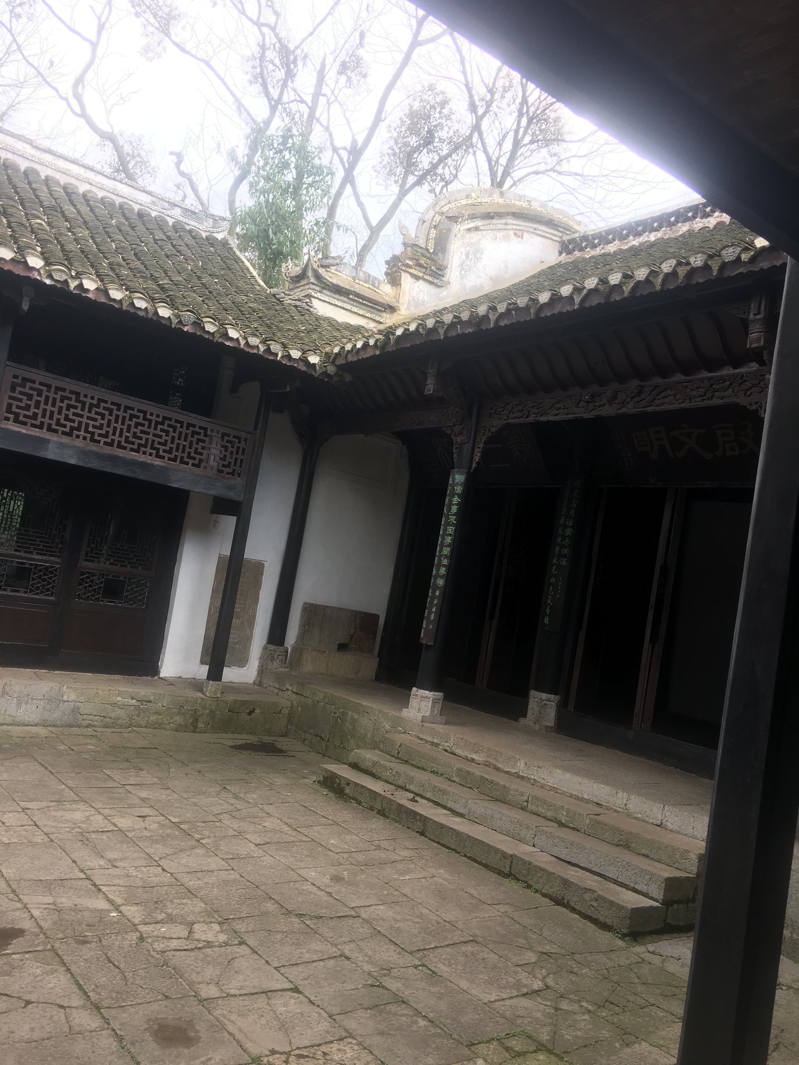 龙岗书院,位于贵州修文县阳明先生纪念馆内,初为明正德三年