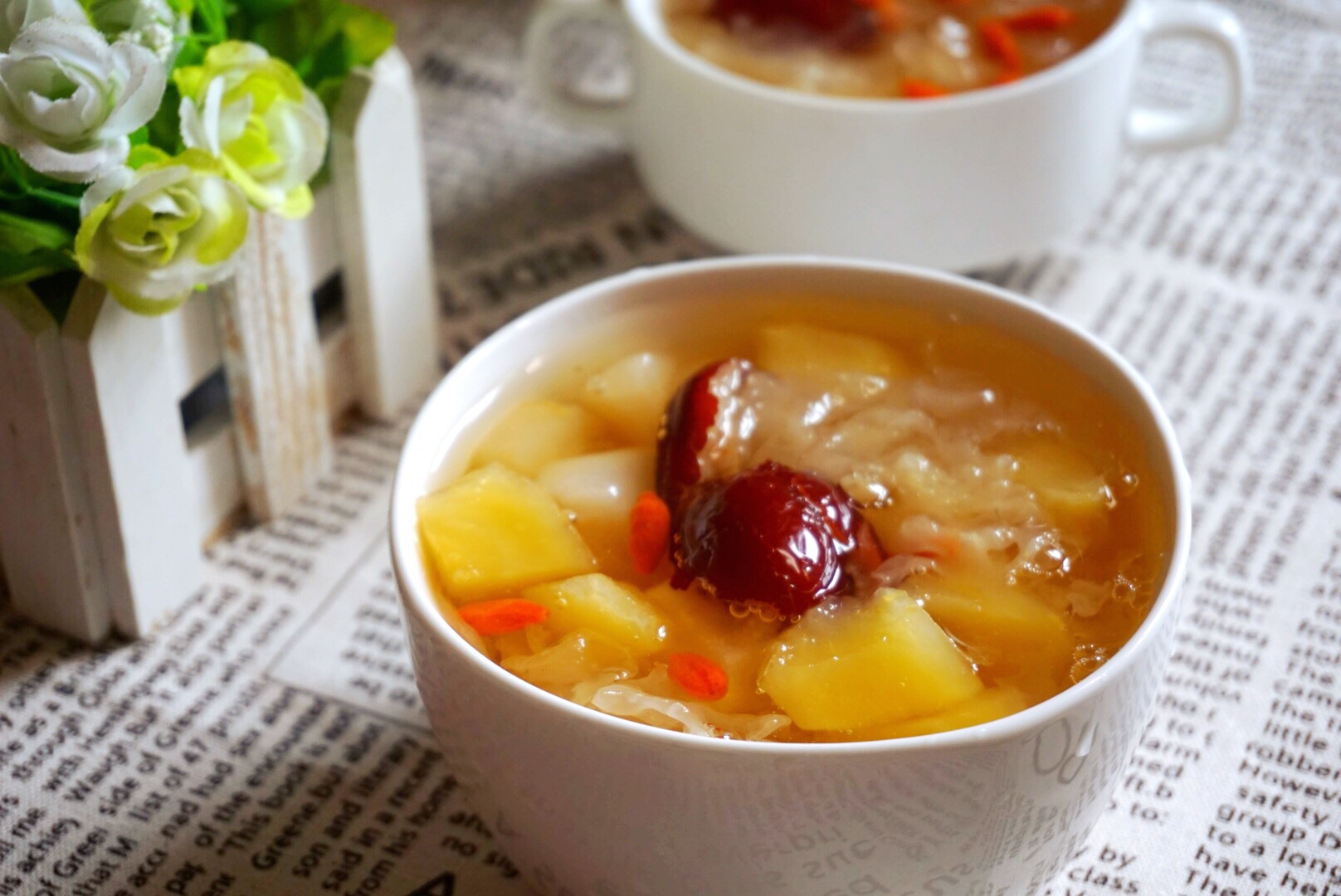 百合雪梨银耳红枣羹