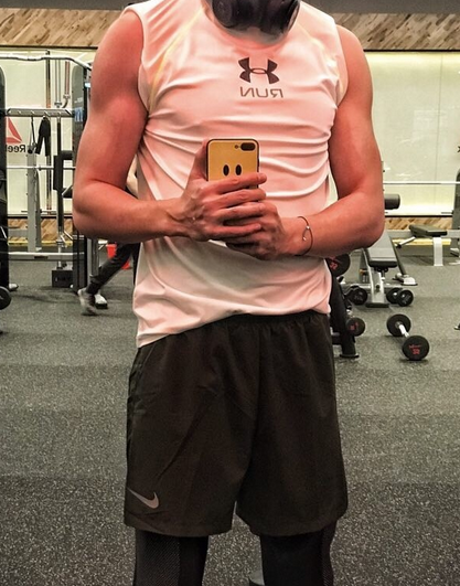  p>张爱朋,男,1988年2月19日出生,微博认证男模特.