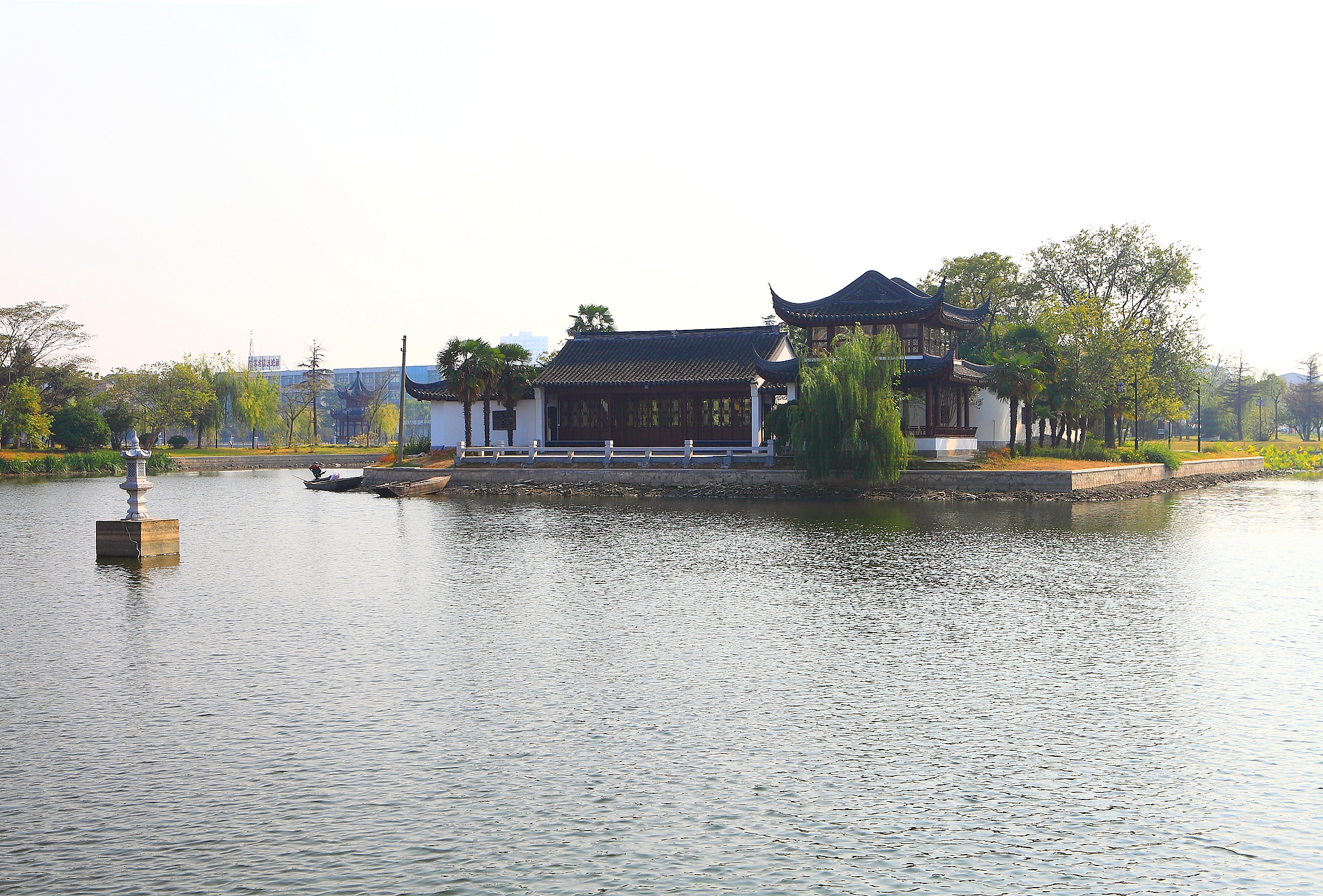  p>涟水五岛湖公园建于一九三0年,占地1283亩,其中水面846亩.