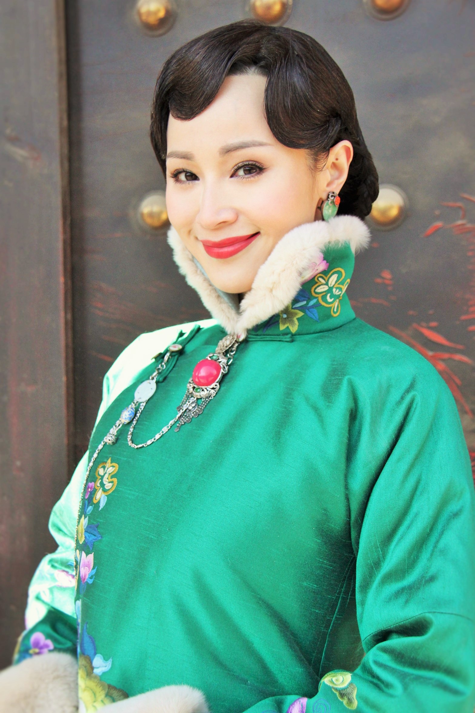 毕业于浙江省艺术学院越剧表演班,中国女演员,歌手,人大代表