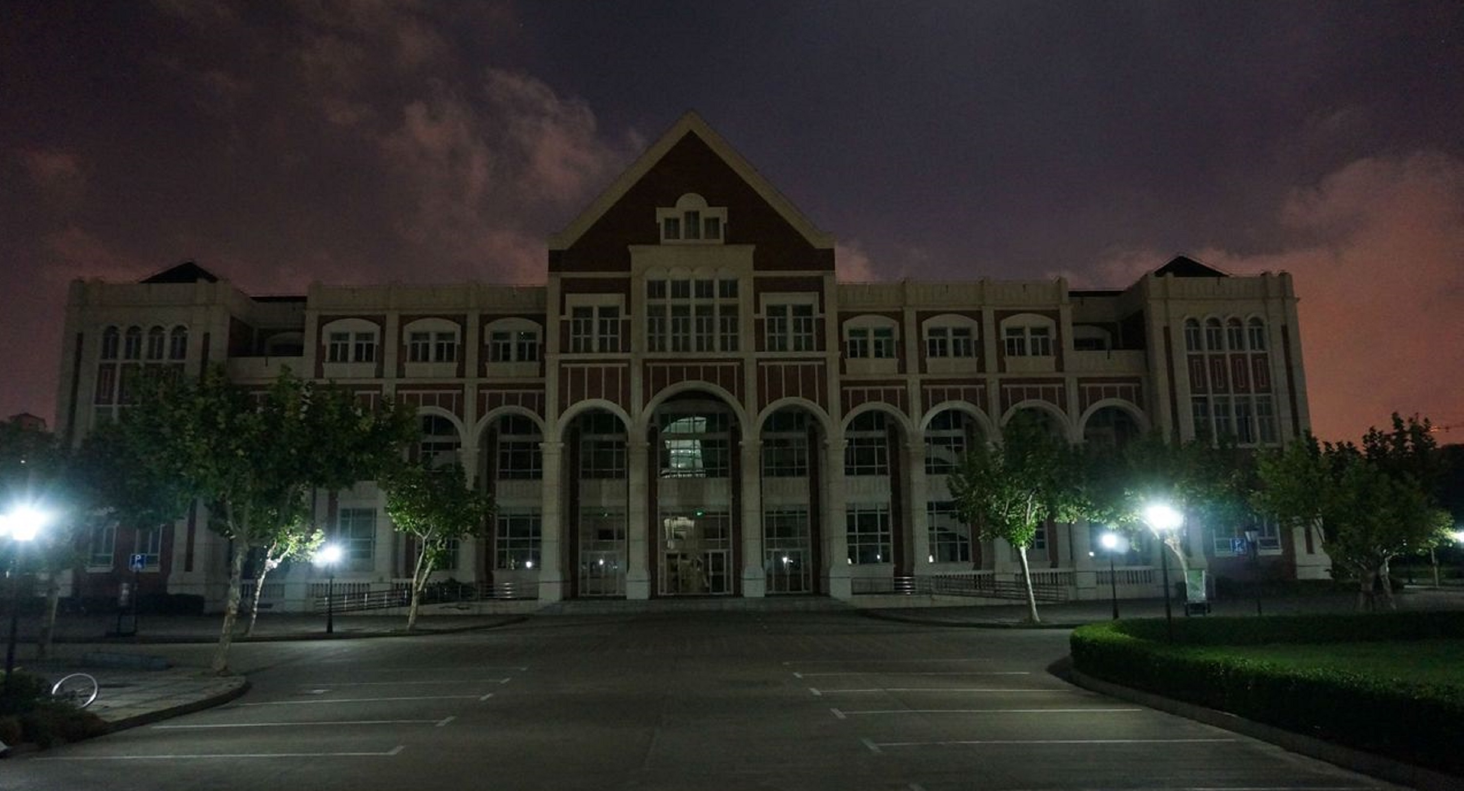  p>上海外国语大学(shanghai international studies university)