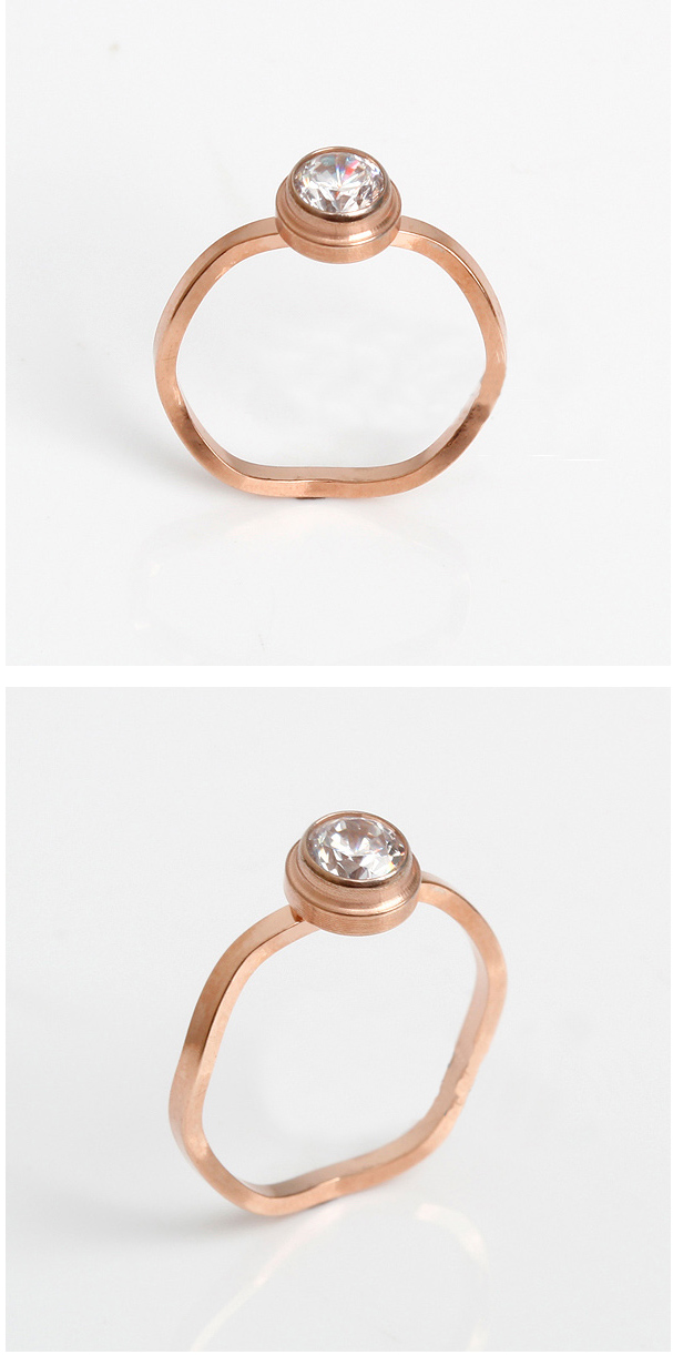 最正宗的说法是戴着尾戒象征独立,单身,孤独还有忘记过去