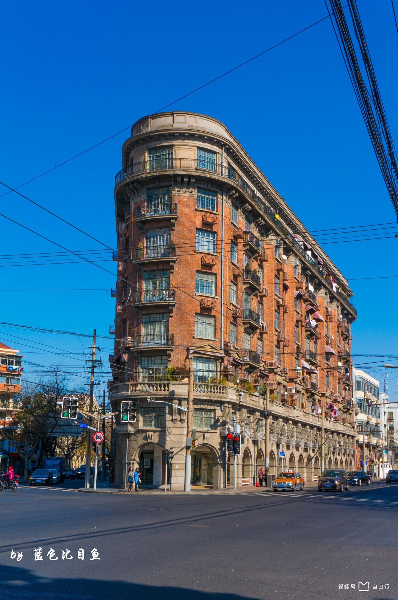 武康大楼(wukang building),曾用名诺曼底公寓,位于上海市徐汇区淮海