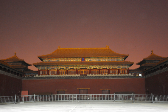 href="#" data-lemmaid="4914453">标志性建筑 /a>,到达由这些标志物