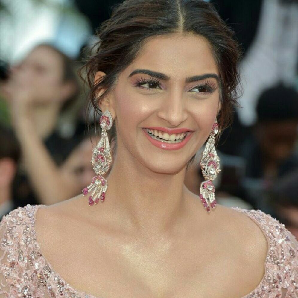  p>索娜姆·卡普尔(sonam kapoor),1985年7月9日出生于印度孟买,印度